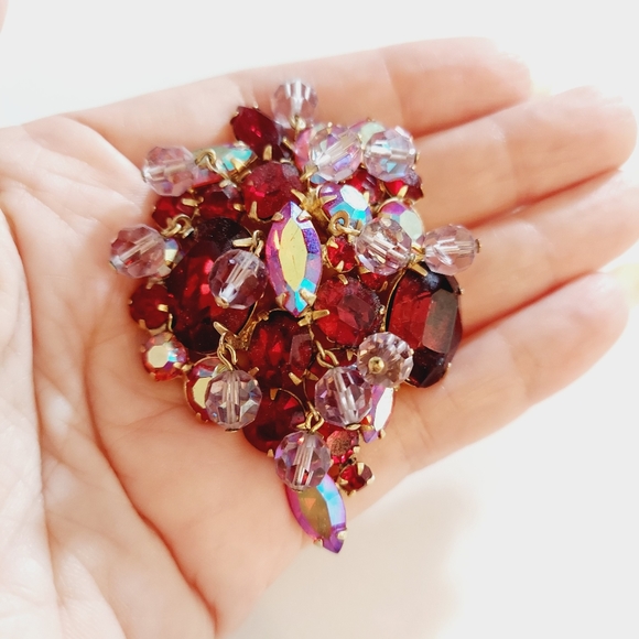 Vintage 50s red Julianna rhinestone iridescent aurora borielis crystal dangl pin - Picture 4 of 9